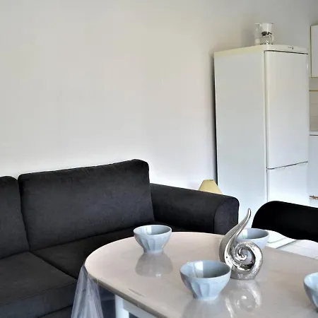 T2 Avec Terrasse Et Garage En Plein Centre, 4 Couchages - - Fr-1-226b-105 * Cavalaire-sur-Mer